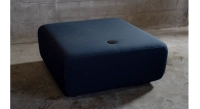 Pouf en tissu bleu nuit