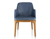 Silla de diseño con reposabrazos madera tinte cerezo y piel azul tormenta