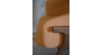 Silla de diseño de fresno madera tinte nogal asiento bi material color melocotón