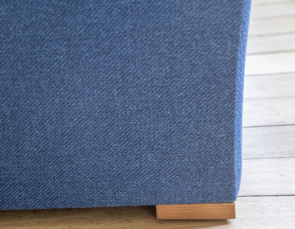 Fauteuil design bois teinte merisier et tissu bleu marine