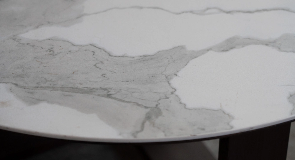 Mesa de centro redonda de roble y cerámica con madera tintada marrón oscuro tablero cerámico efecto mármol blanco 100x100 cm