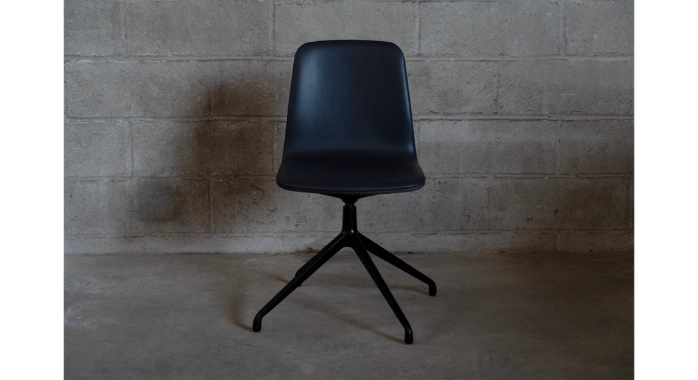 Chaise de bureau sans roulettes dossier bois teinte anthracite assise en cuir de vachette anthracite