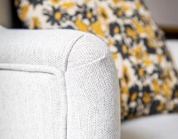 Fauteuil crapaud avec accoudoirs pieds bois teinte noyer et tissu beige naturel