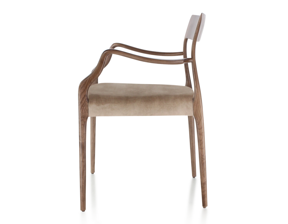 Chaise scandinave avec accoudoirs bois teinte marron foncé assise tissu velours taupe clair