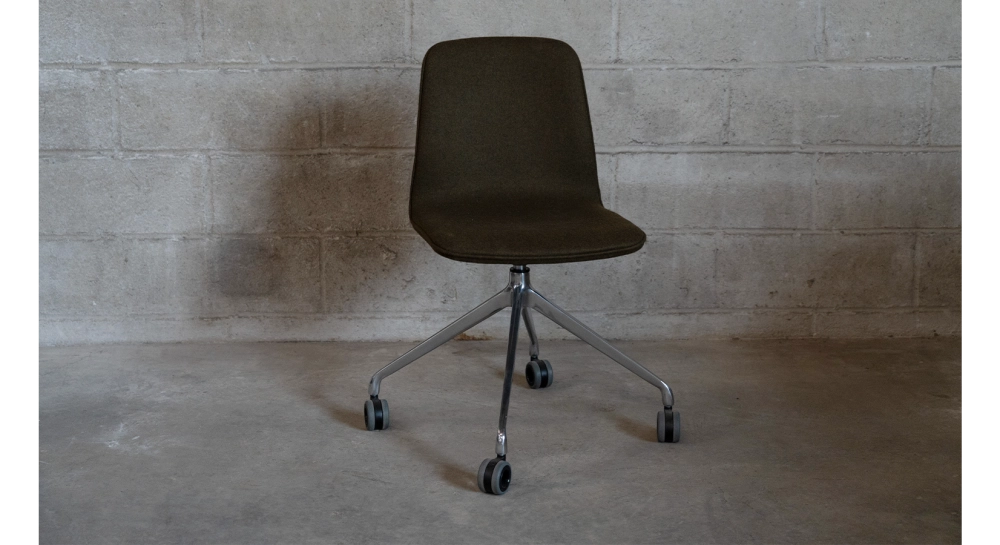 Silla de oficina con ruedas asiento de tejido de lana hervida color topo