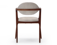 Chaise design avec accoudoirs bois teinte merisier et tissu velours sable
