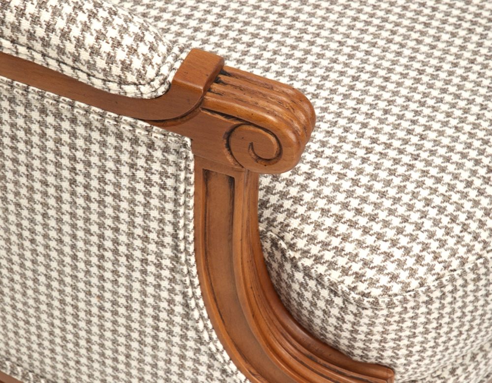 Fauteuil bergère style Louis XVI bois teinte ancienne et tissu pied de poule blanc et taupe