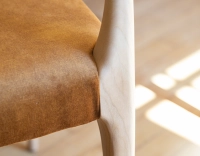 Chaise scandinave bois teinte naturelle assise tissu velours bronze