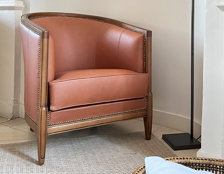 Fauteuil ancien accoudoirs moulurés bois teinte ancienne et cuir caramel