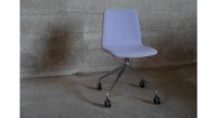 Chaise de bureau à roulettes dossier bois teinte naturelle assise en tissu mauve