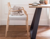 Chaise scandinave avec accoudoirs bois teinte naturelle assise tissu beige naturel