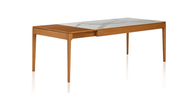 Table extensible 8 à 12 personnes en chêne et céramique allonges bois avec bois teinte merisier et plateau céramique effet marbre blanc 210x100 cm
