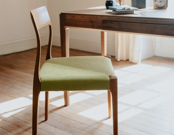 Chaise scandinave bois teinte merisier assise tissu vert pomme