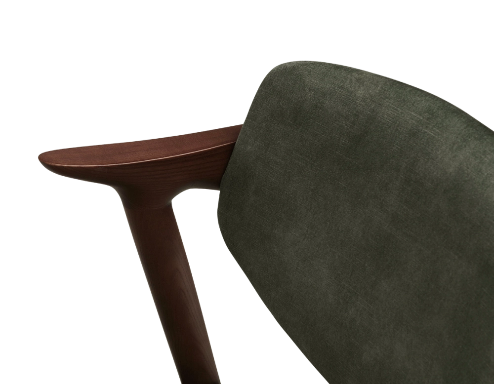 Chaise scandinave bois teinte marron foncé assise tissu velours vert forêt