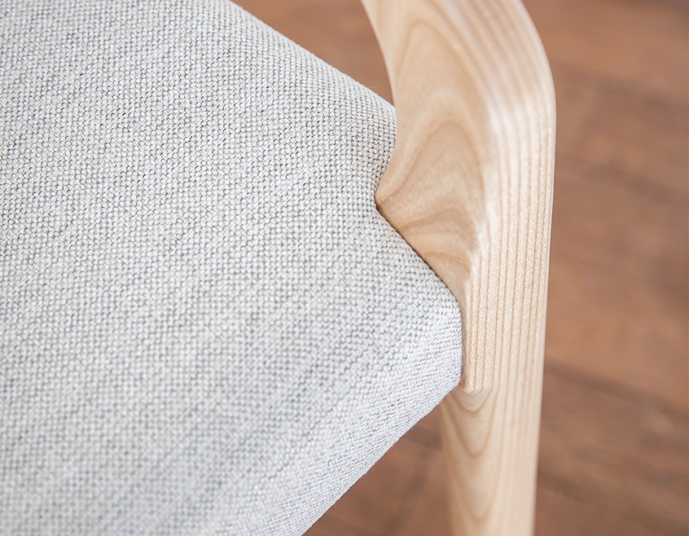 Chaise scandinave avec accoudoirs bois teinte naturelle assise tissu beige naturel