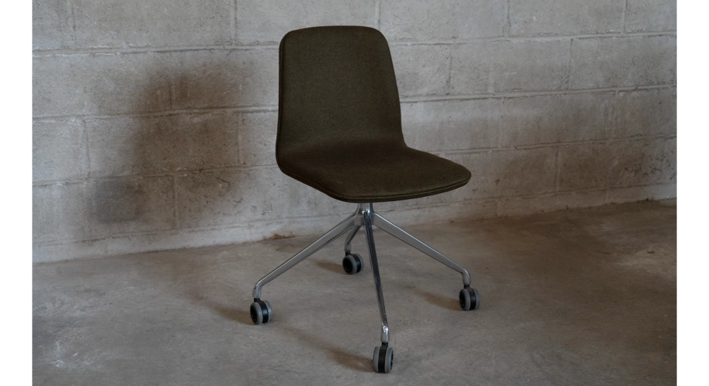Silla de oficina con ruedas asiento de tejido de lana hervida color topo