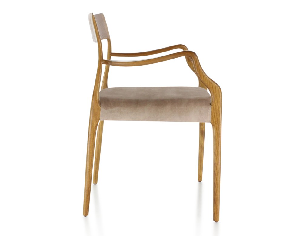 Chaise scandinave avec accoudoirs bois teinte merisier assise tissu velours taupe clair