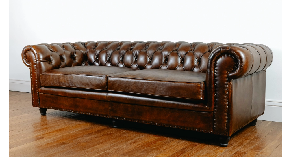 Canapé Chesterfield cuir 3 places marron soutenu accoudoirs cloutés