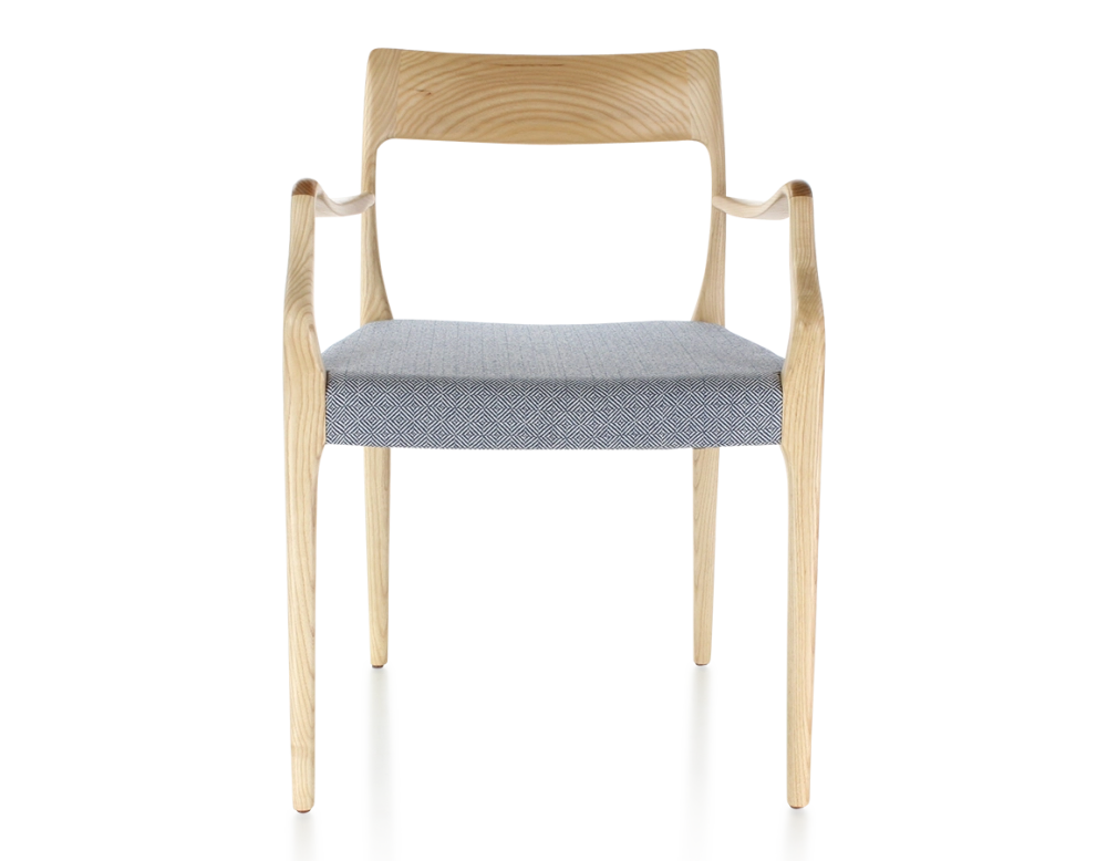 Chaise scandinave avec accoudoirs bois teinte naturelle assise tissu chevron bleu