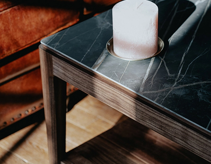 Table basse carrée en noyer et céramique avec tablette en bois teinte naturelle plateau céramique effet marbre noir 100x100 cm