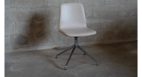Chaise de bureau sans roulettes dossier bois teinte naturelle assise cuir gris clair