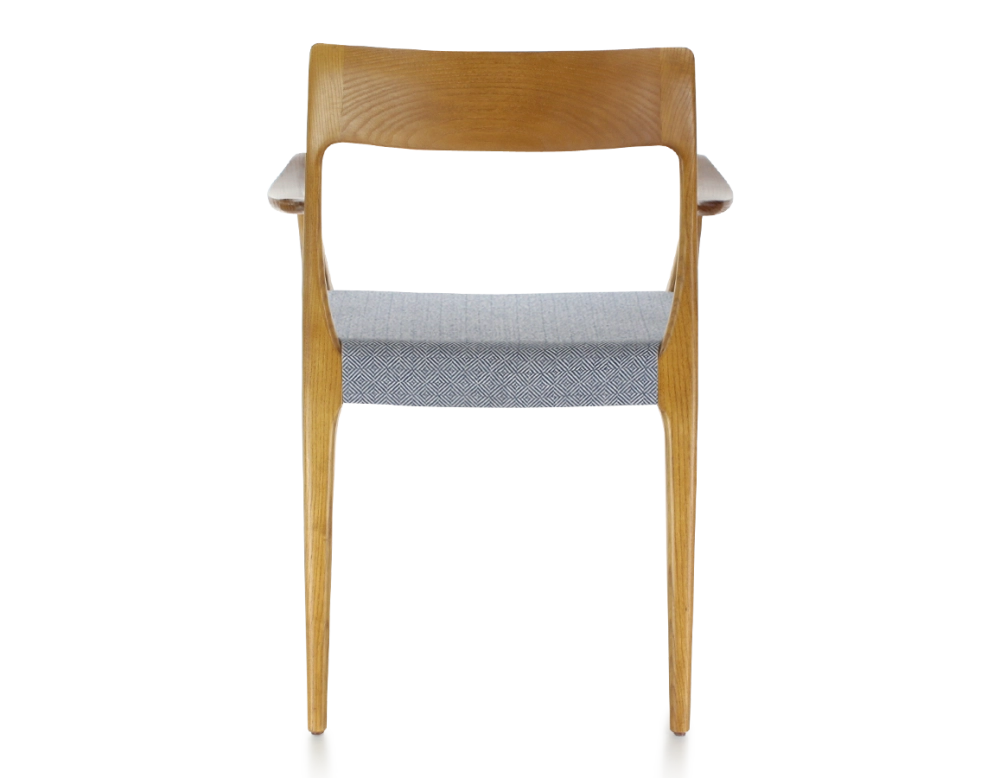 Chaise scandinave avec accoudoirs bois teinte merisier assise tissu chevron bleu