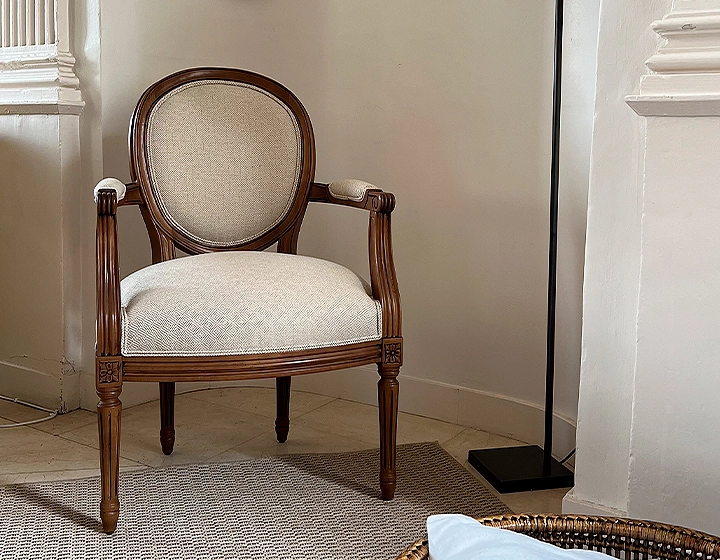 Fauteuil ancien style Louis XVI bois teinte ancienne et tissu chevron beige