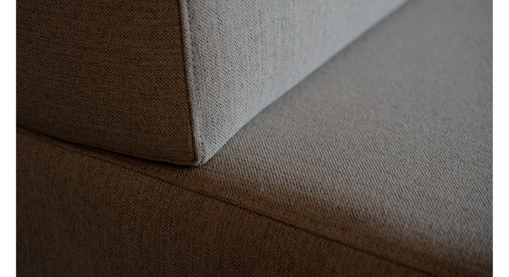 Banquette socle en chêne naturelle assise tissu beige naturel