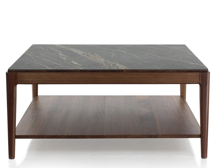 Table basse carrée en noyer et céramique avec tablette en bois teinte naturelle plateau céramique effet marbre noir 100x100 cm