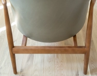 Fauteuil design bois teinte merisier et cuir vert kaki