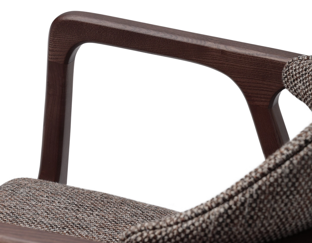 Chaise design avec accoudoirs bois teinte foncée et tissu chiné marron