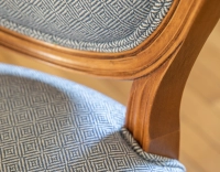 Chaise ancienne style Louis XVI bois teinte ancienne et tissu chevron bleu