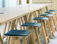 Tabouret de bar en chêne tapissé H60 cm bois teinte naturelle assise tissu bleu océan