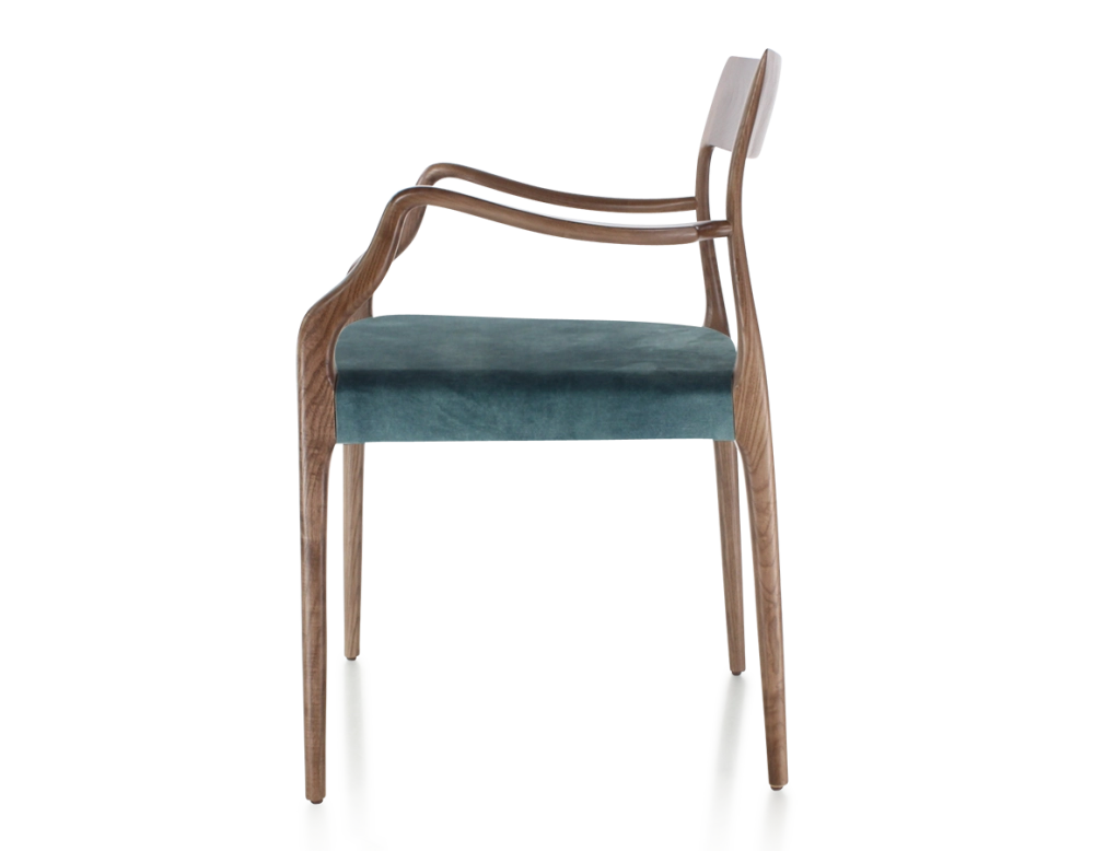 Chaise scandinave avec accoudoirs bois teinte marron foncé assise tissu velours bleu pétrole