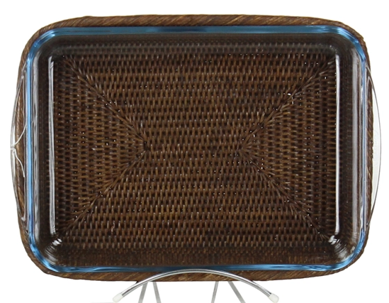 Plat pyrex rectangulaire avec support en rotin brun