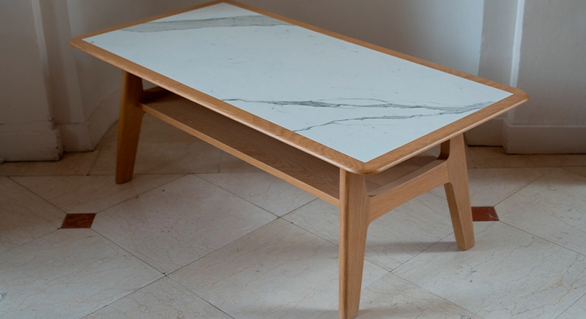 Table basse rectangulaire en chêne et céramique avec bois teinte naturelle plateau céramique effet marbre blanc 120X60 cm