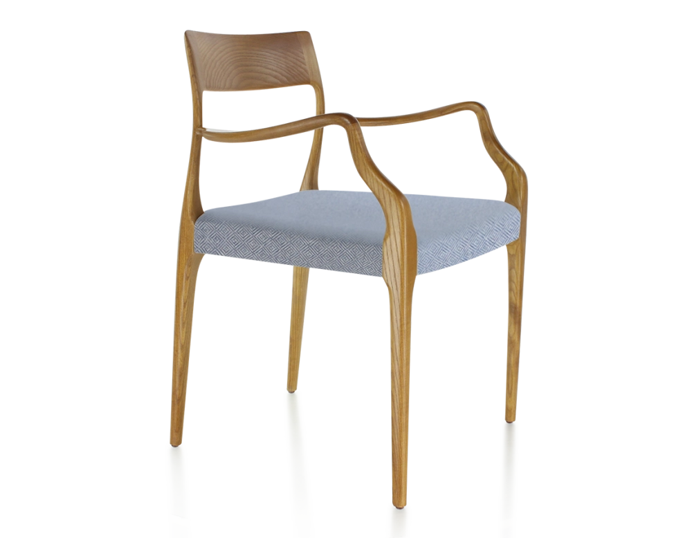 Chaise scandinave avec accoudoirs bois teinte merisier assise tissu chevron bleu