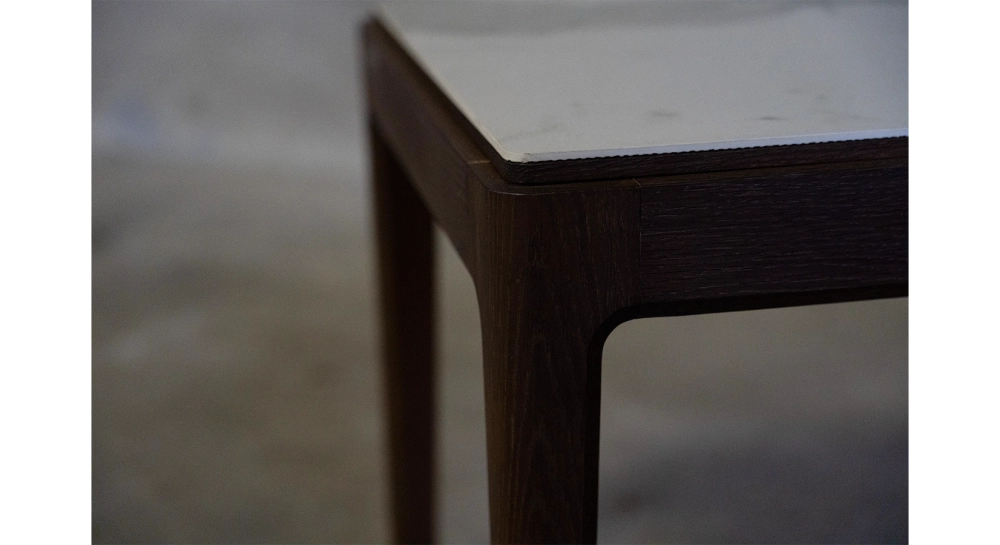Mesa de centro rectangular de roble y cerámica con madera tintada marrón oscuro tablero cerámico efecto mármol blanco 100x050 cm