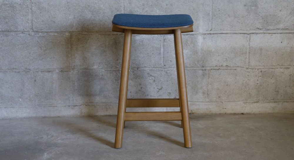 Tabouret de bar en chêne tapissé H60 cm bois teinte vintage assise tissu en laine bouillie bleu