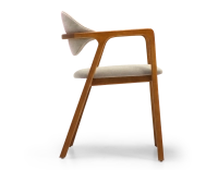 Chaise design avec accoudoirs bois teinte merisier et tissu taupe