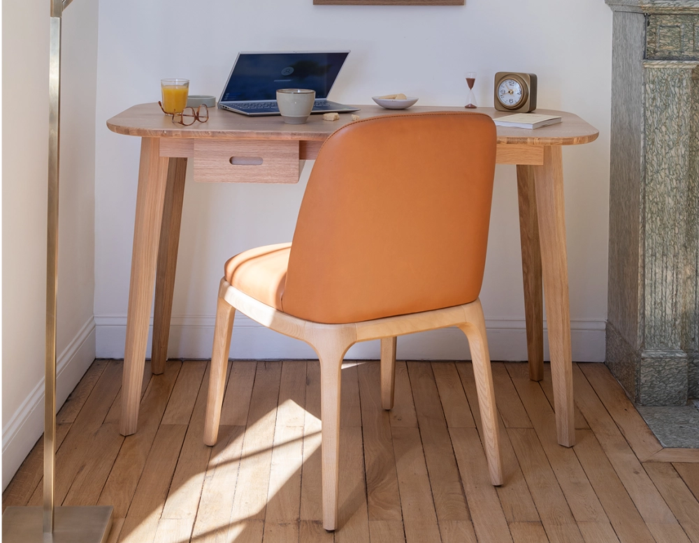 Chaise design bois teinte naturelle et cuir caramel