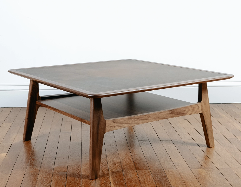Table basse carré en noyer et céramique bois teinte naturelle plateau céramique brun oxydé 100x100 cm