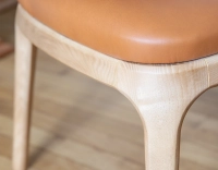 Chaise design bois teinte naturelle et cuir caramel