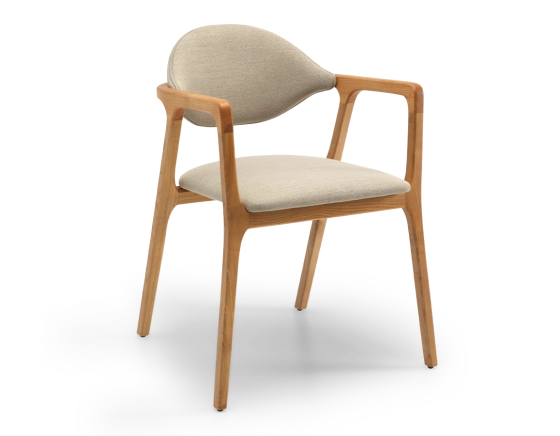Chaise design avec accoudoirs bois teinte naturelle et tissu camel