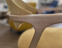 Chaise design avec accoudoirs bois teinte naturelle et tissu jaune