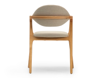 Chaise design avec accoudoirs bois teinte naturelle et tissu camel