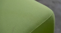 Pouf en tissu vert anis