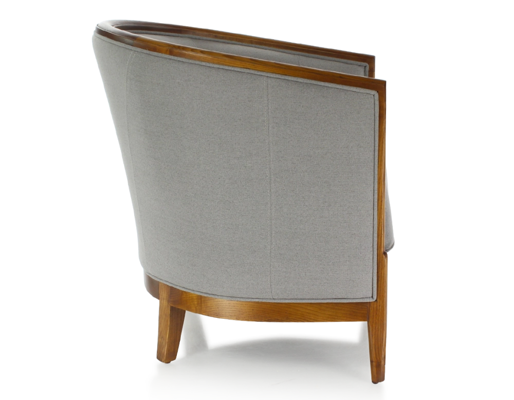 Sillón antiguo con reposabrazos moldurados madera con tinte envejecido y tejido gris claro