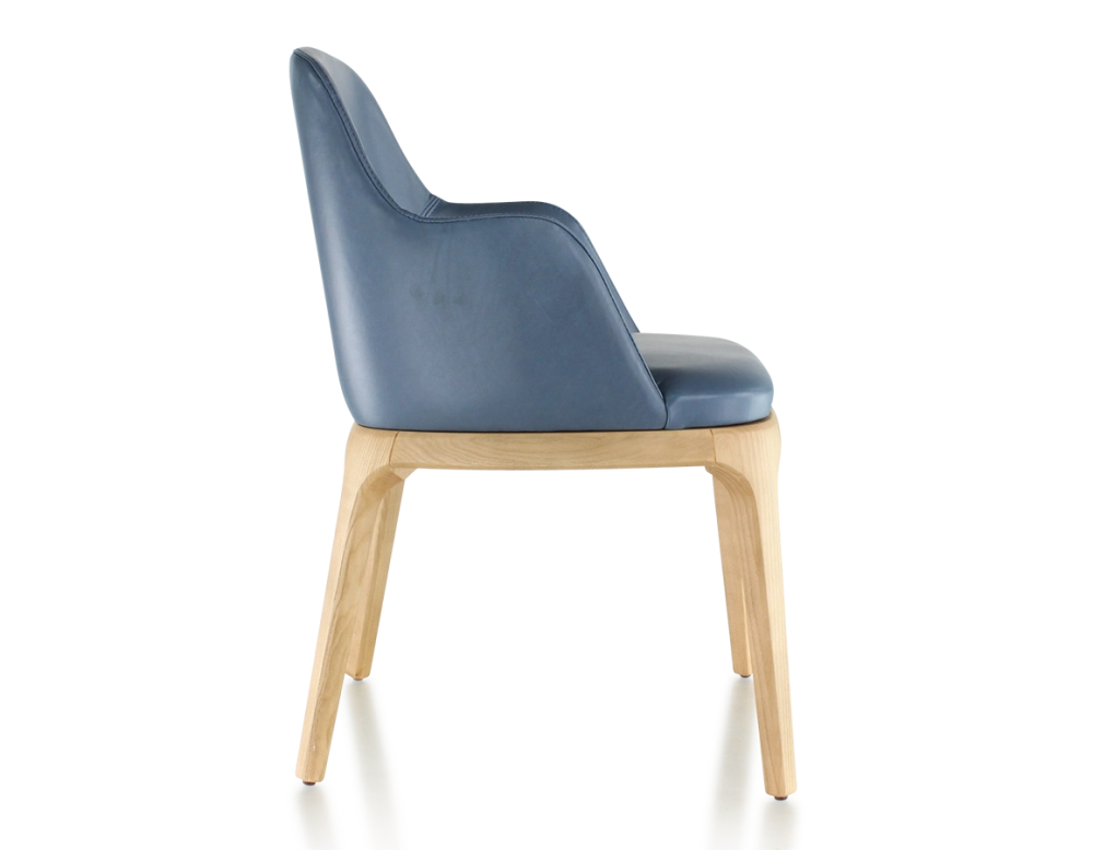 Chaise design avec accoudoirs bois teinte naturelle et cuir bleu orage