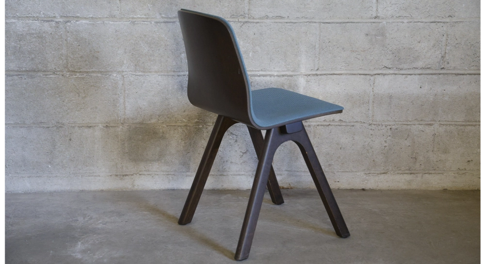 Chaises design chêne teinte marron foncé et tissu bleu